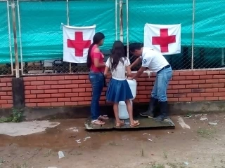 Habitantes del Centro poblado La Reinera, del municipio de Arauquita, reciben agua potable a través de una planta de tratamiento que genera 25.000 litros de agua diariamente.